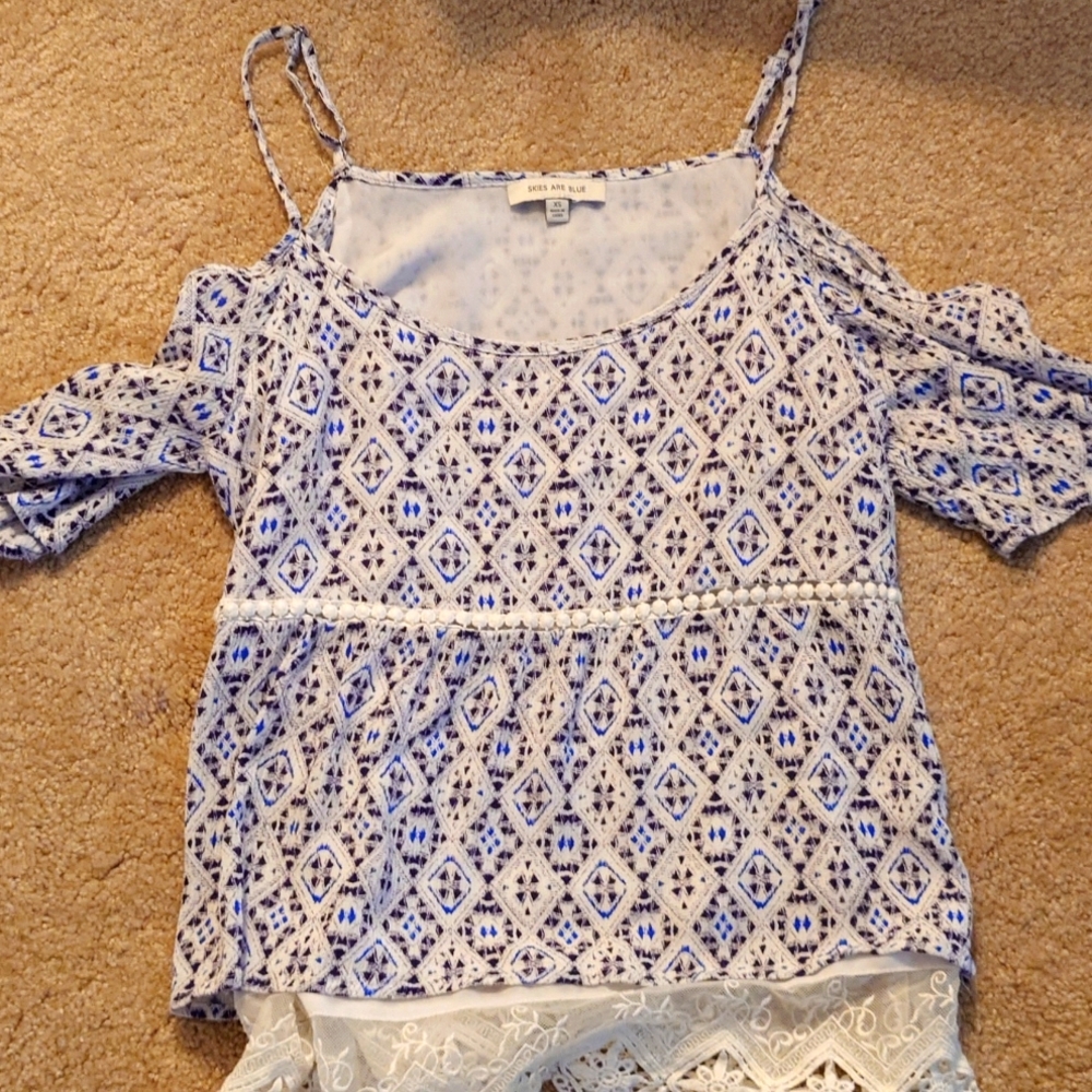 Cold shoulder Skies are Blue XS top